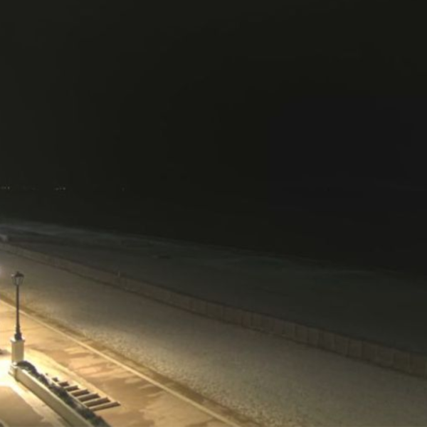 La plage de Châtelaillon, au sud de La Rochelle, a enfilé un léger voile blanc | Webcam / Météo 17