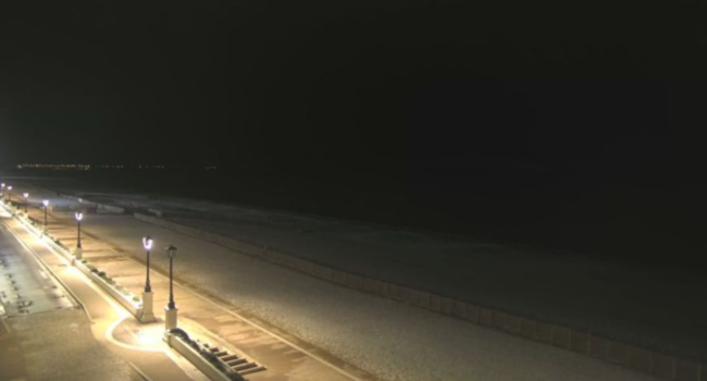 La plage de Châtelaillon, au sud de La Rochelle, a enfilé un léger voile blanc | Webcam / Météo 17