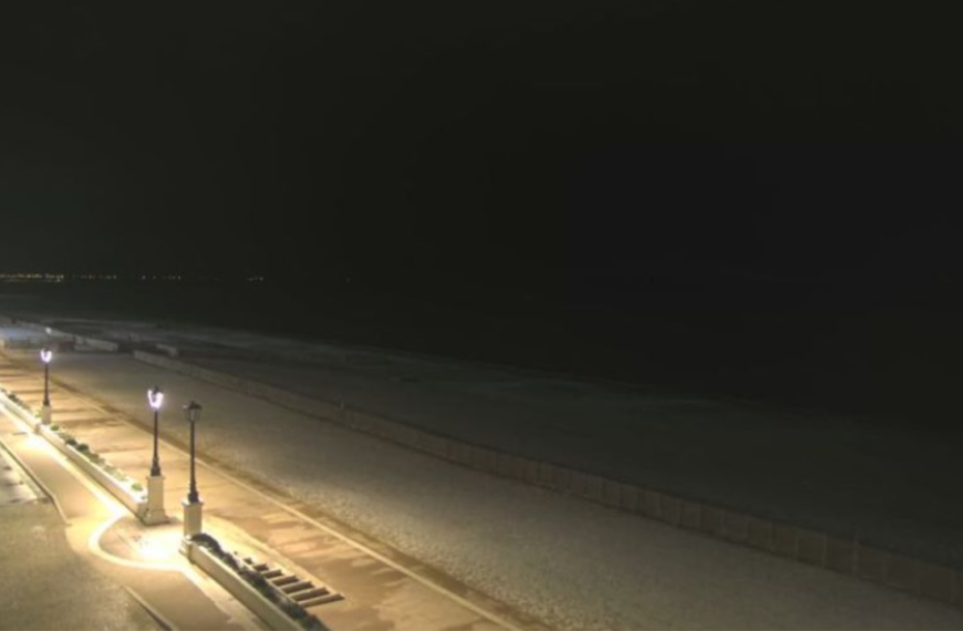 La plage de Châtelaillon, au sud de La Rochelle, a enfilé un léger voile blanc | Webcam / Météo 17