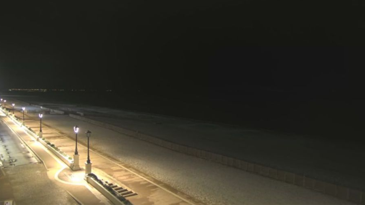 La plage de Châtelaillon, au sud de La Rochelle, a enfilé un léger voile blanc | Webcam / Météo 17