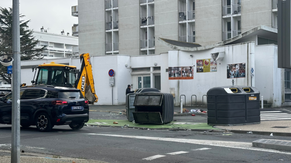 Les services de la Ville nettoyaient les dégâts sur le mobilier urbain à Mireuil ce jeudi | TL – INF La Rochelle