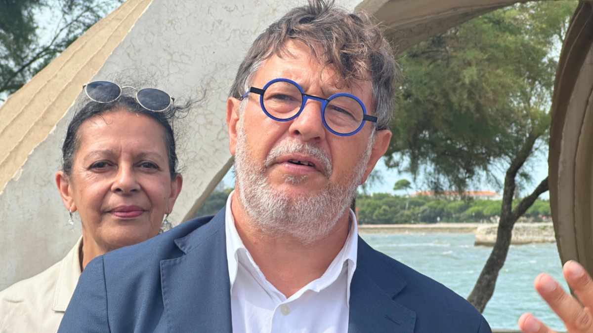Christophe Bertaud, le second adjoint au maire et Joëlle Marie-Reine Sciard, représentante Place Publique en Charente-Maritime | TL - INF la Rochelle