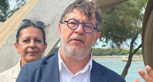 Christophe Bertaud, le second adjoint au maire et Joëlle Marie-Reine Sciard, représentante Place Publique en Charente-Maritime | TL - INF la Rochelle