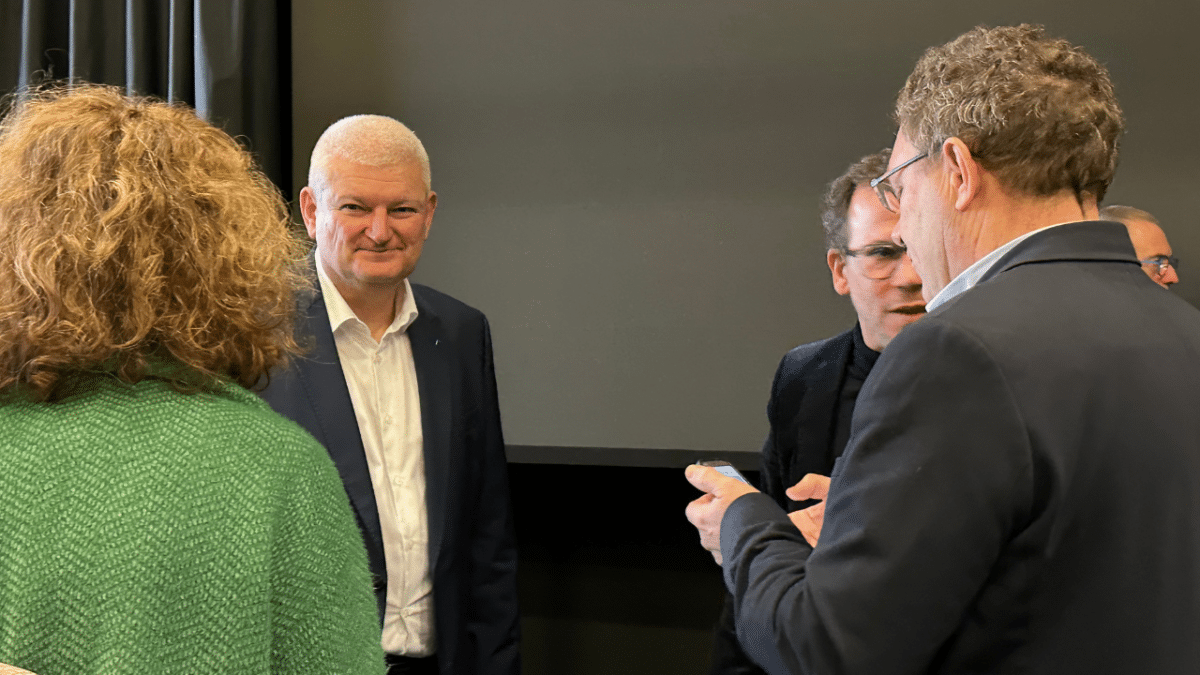 Olivier Falorni en discussion avec Pascal Daunit (de dos), pilote de campagne de Renaissance, dont le parti pourrait soutenir le député dans les prochaines semaines | TL - INF La Rochelle