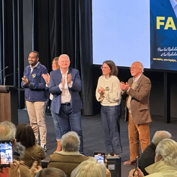 Olivier Falorni accompagné des membres de son comité de soutien | TL - INF la Rochelle