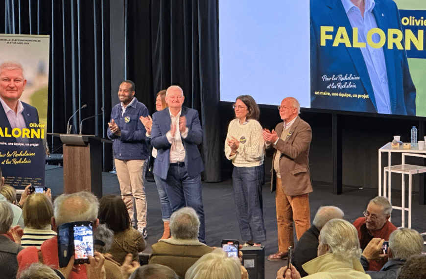 Olivier Falorni accompagné des membres de son comité de soutien | TL - INF la Rochelle