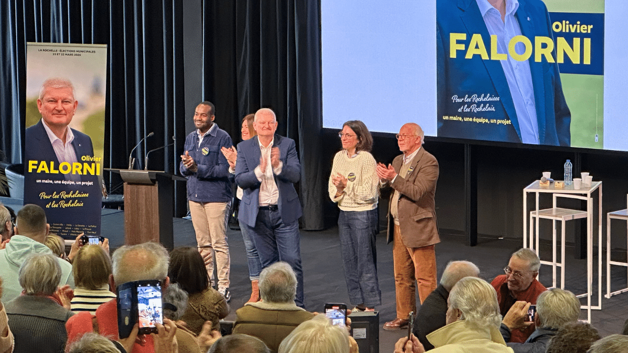 Olivier Falorni accompagné des membres de son comité de soutien | TL - INF la Rochelle