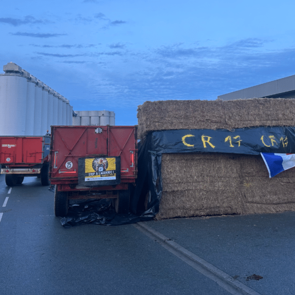 Une structure en paille a été montée entre les tracteurs de la Coordination Rurale qui bloquaient le dépôt pétrolier de La Pallice | TL – INF La Rochelle