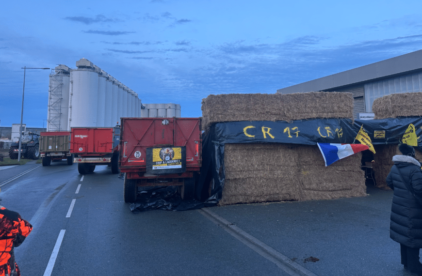 Une structure en paille a été montée entre les tracteurs de la Coordination Rurale qui bloquaient le dépôt pétrolier de La Pallice | TL – INF La Rochelle