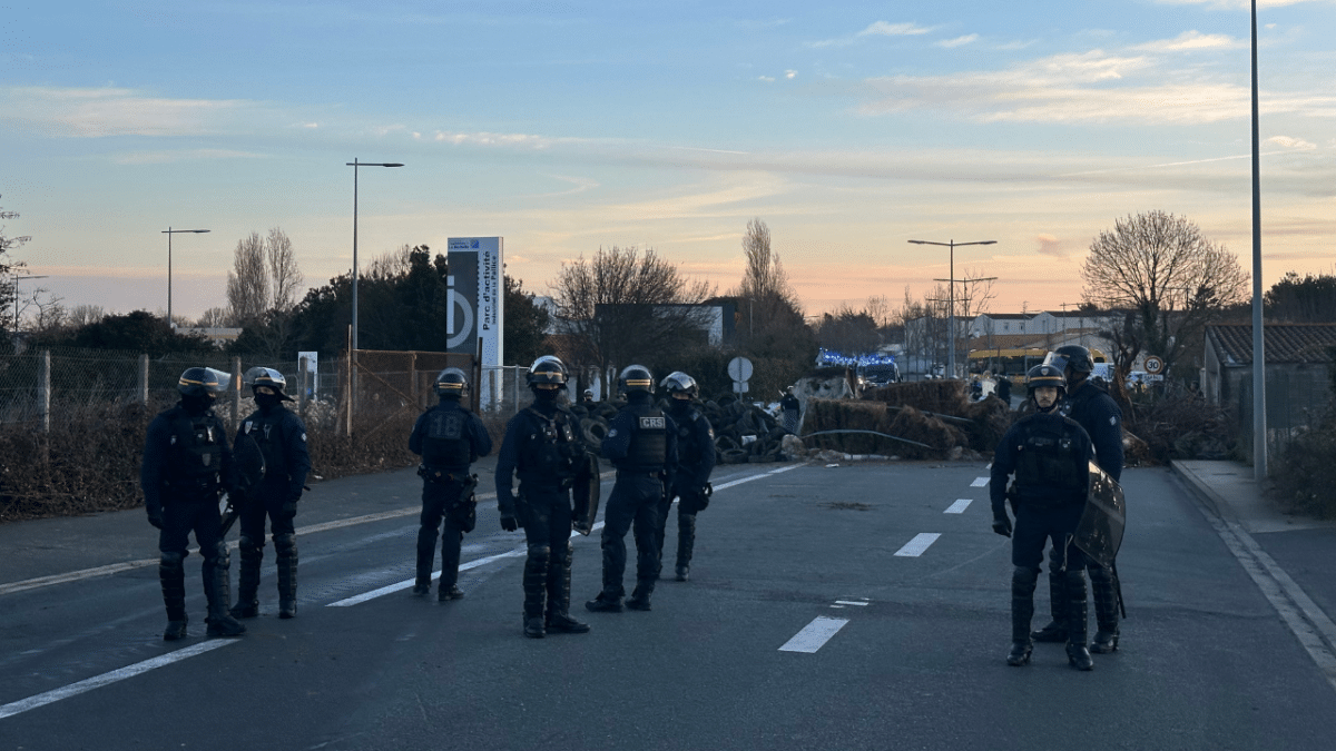 Les CRS sont intervenus vers 8h30 pour débloquer le dépôt pétrolier de La Pallice | TL – INF La Rochelle, police, CRS, agriculteurs, barrage