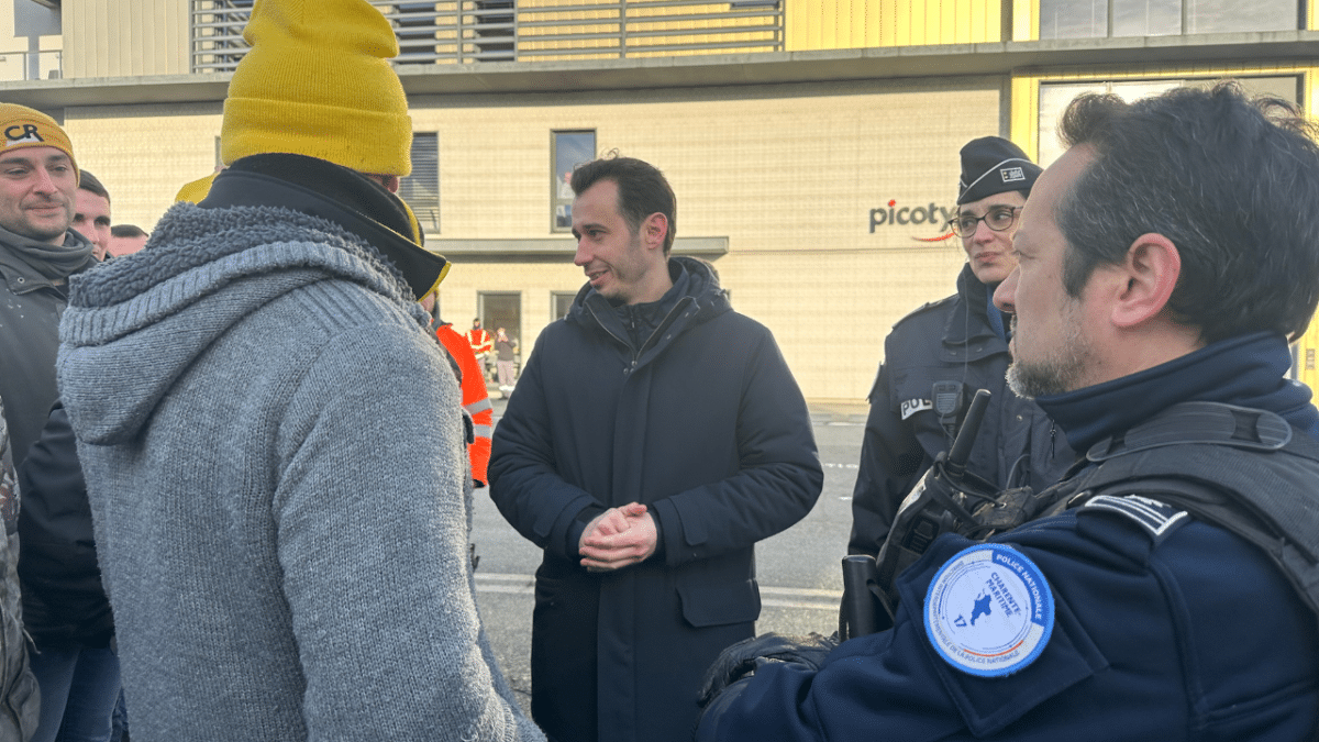 Les agriculteurs ont échangé avec les représentants de la police et de la préfecture pour mettre fin au blocage sans incident | TL – INF La Rochelle