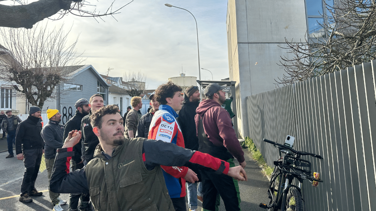 Des œufs lancés contre le bâtiment | TL – INF La Rochelle