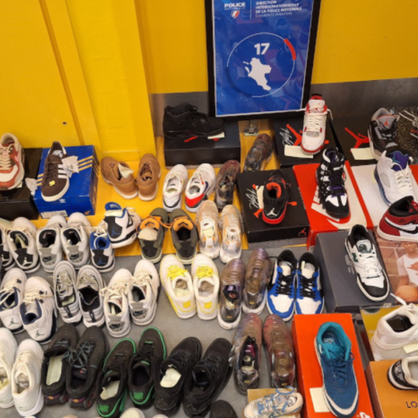 Une soixantaine de baskets ont été saisies par les policiers | DIPN 17