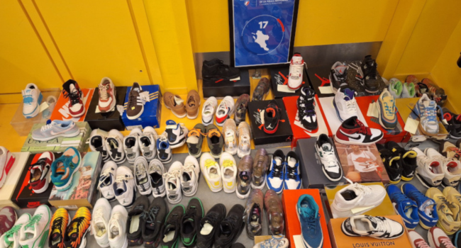 Une soixantaine de baskets ont été saisies par les policiers | DIPN 17