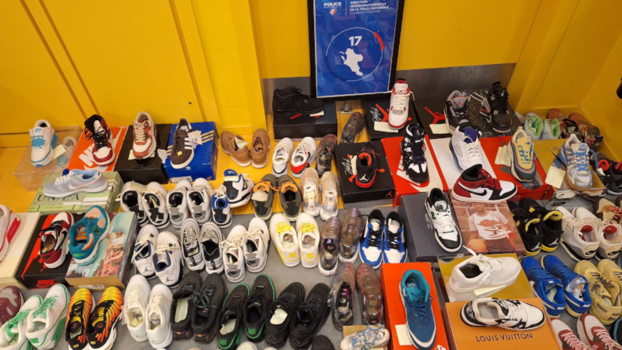 Une soixantaine de baskets ont été saisies par les policiers | DIPN 17