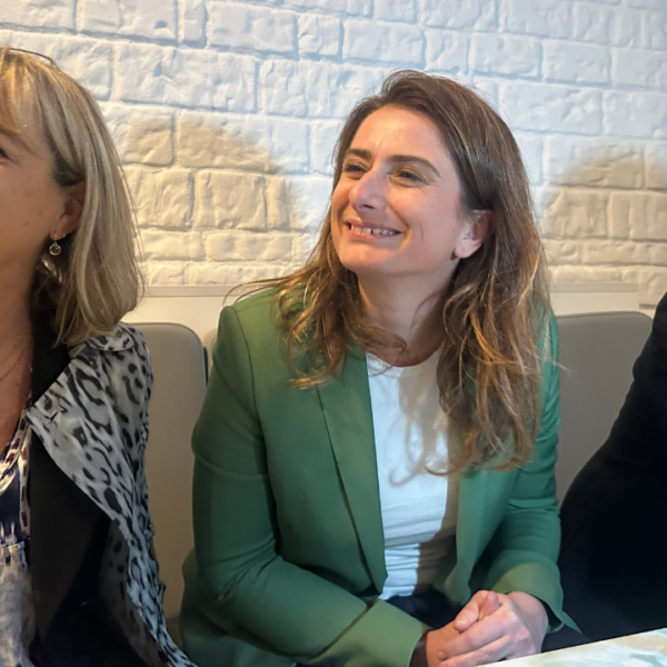 La candidate de la gauche unie à la mairie de La Rochelle, Maryline Simoné, avec Marine Tondelier et Jean-Marc Soubeste | TL – INF La Rochelle