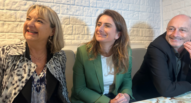 La candidate de la gauche unie à la mairie de La Rochelle, Maryline Simoné, avec Marine Tondelier et Jean-Marc Soubeste | TL – INF La Rochelle