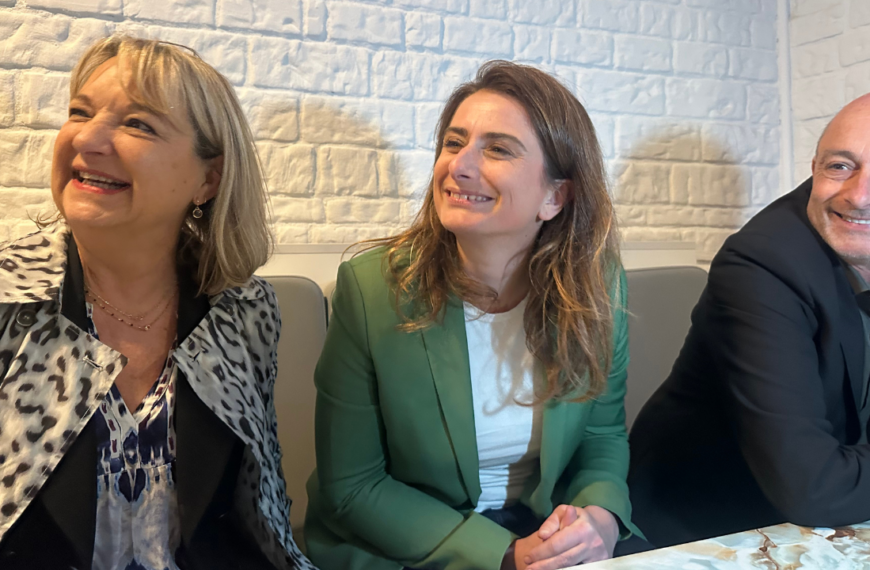 La candidate de la gauche unie à la mairie de La Rochelle, Maryline Simoné, avec Marine Tondelier et Jean-Marc Soubeste | TL – INF La Rochelle