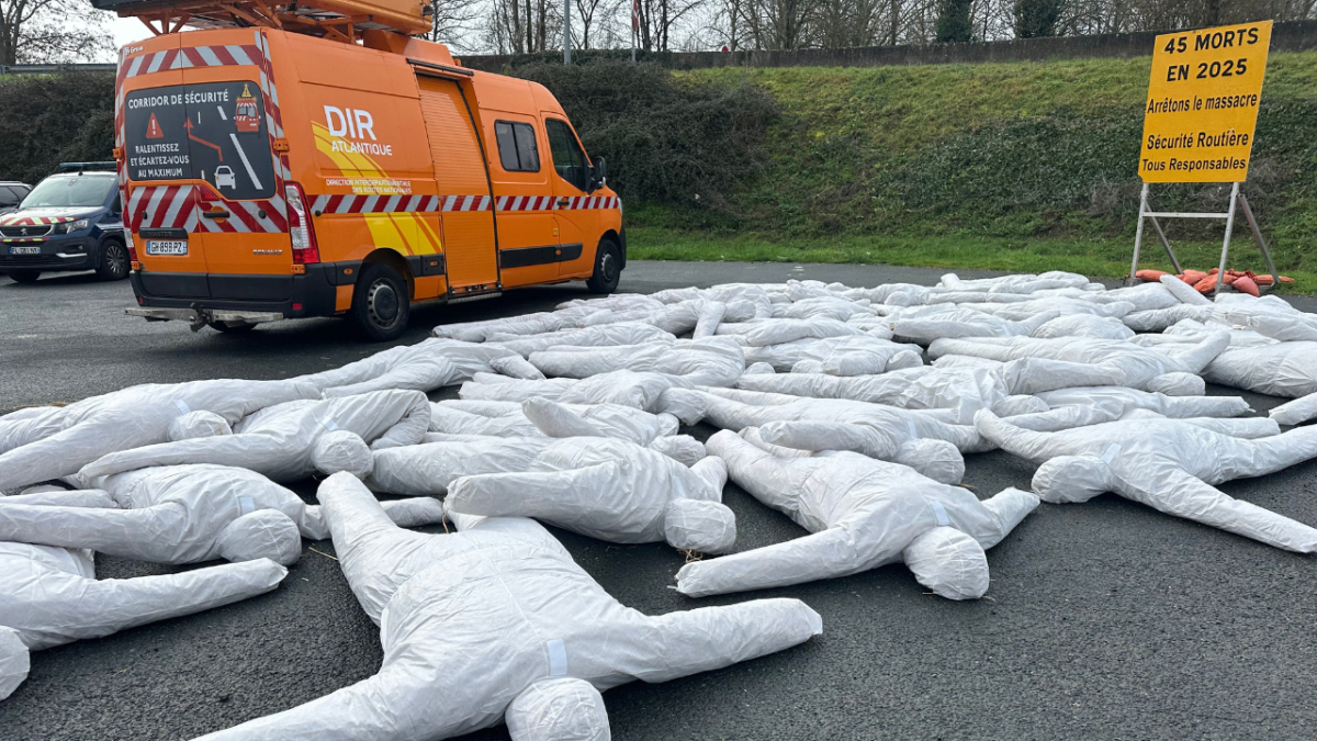 Près de 45 mannequins ont été disposés pour représenter les 45 personnes décédées sur les routes en 2025. | TL – INF La Rochelle