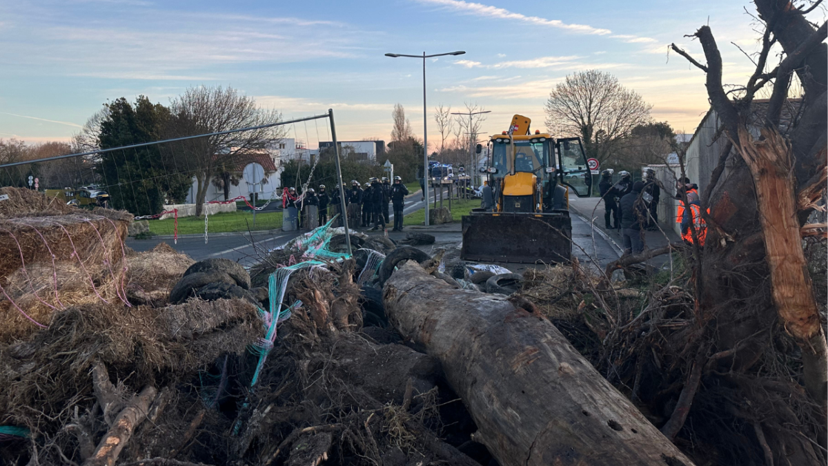 Les services de la Ville ont dû déblayer le barrage installé par les agriculteurs afin de permettre l’intervention des CRS lors de l’évacuation du dépôt pétrolier de La Pallice, occupé par la Coordination Rurale | TL – INF La Rochelle