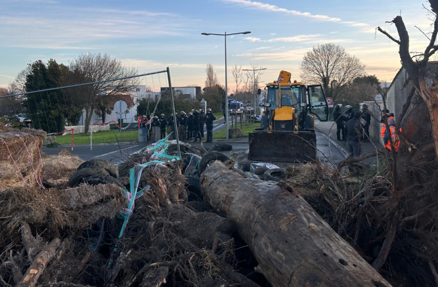 Les services de la Ville ont dû déblayer le barrage installé par les agriculteurs afin de permettre l’intervention des CRS lors de l’évacuation du dépôt pétrolier de La Pallice, occupé par la Coordination Rurale | TL – INF La Rochelle