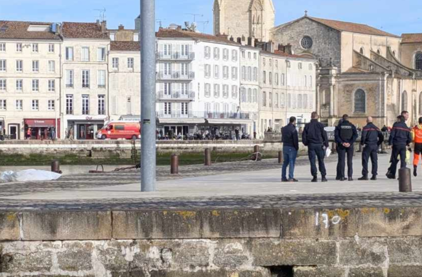 Le corps, non identifié à ce stade, a été repêché aux alentours de 11 heures par les pompiers. | David Photographie La Rochelle
