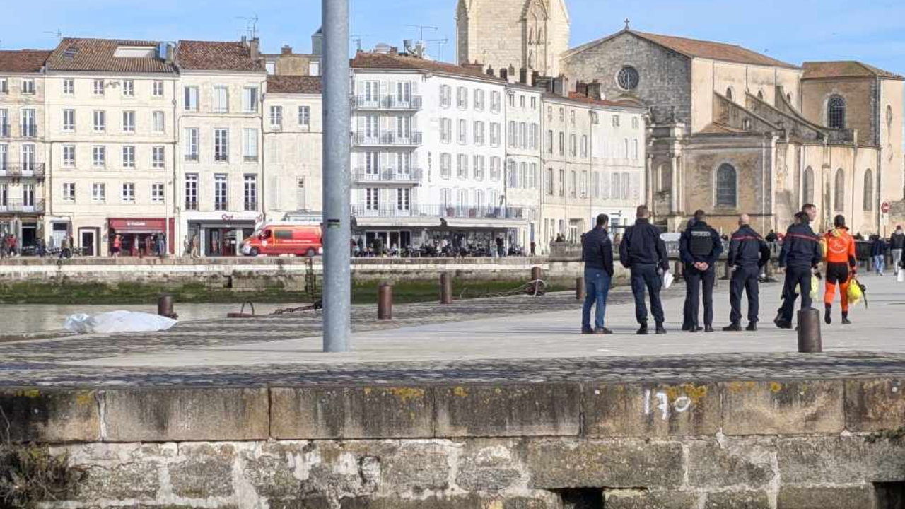 Le corps, non identifié à ce stade, a été repêché aux alentours de 11 heures par les pompiers. | David Photographie La Rochelle