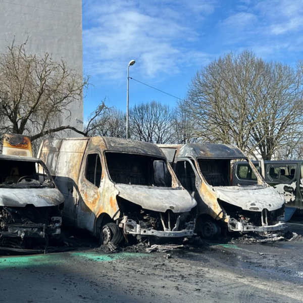 4 utilitaires ont été incendiés cette nuit sur le parking du U à Mireuil | TL - INF la Rochelle