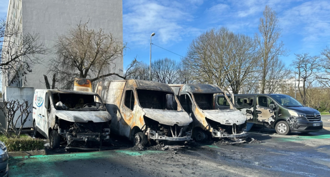 4 utilitaires ont été incendiés cette nuit sur le parking du U à Mireuil | TL - INF la Rochelle
