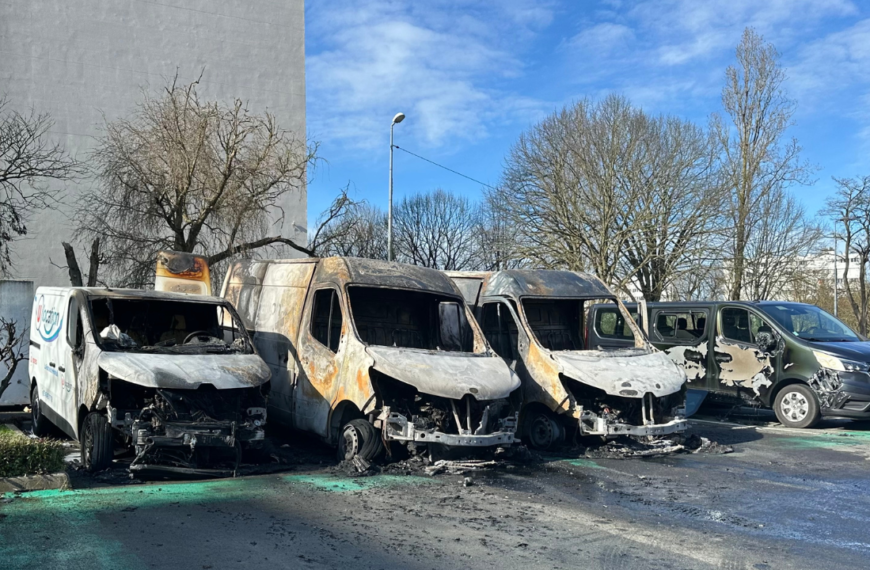 4 utilitaires ont été incendiés cette nuit sur le parking du U à Mireuil | TL - INF la Rochelle
