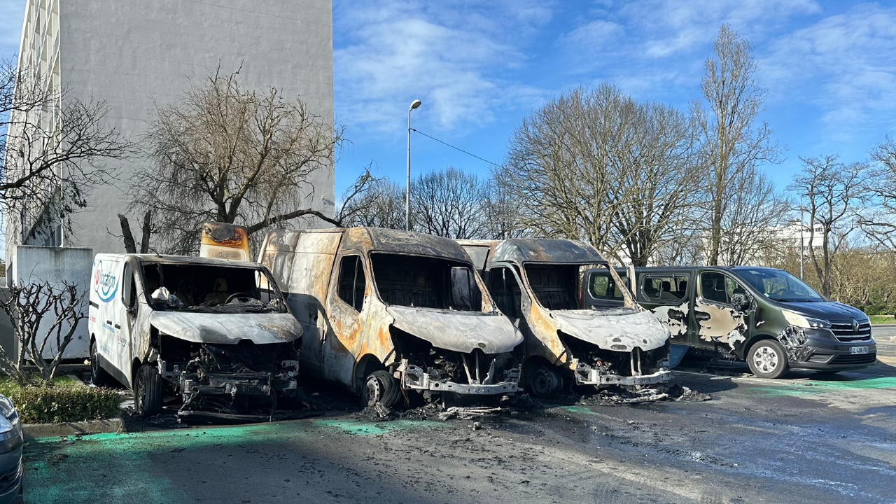 4 utilitaires ont été incendiés cette nuit sur le parking du U à Mireuil | TL - INF la Rochelle