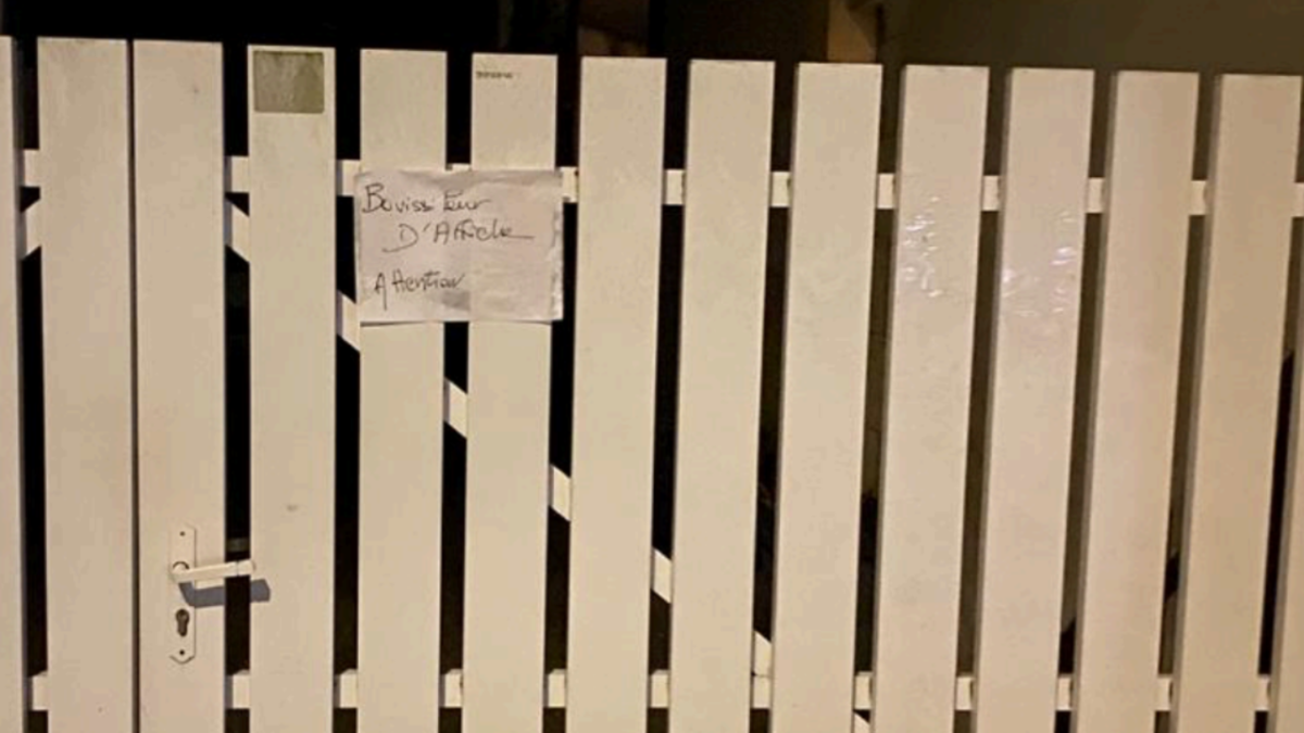 Des membres de l'équipe de campagne auraient reçu des menaces à leur domicile | Photo transmise par le candidat