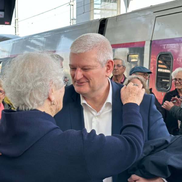 Olivier Falorni a été accueilli par une cinquantaine de ses soutiens à son arrivée ce jeudi | TL – INF La Rochelle
