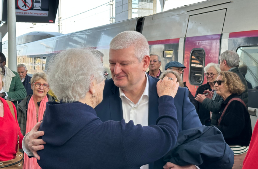 Olivier Falorni a été accueilli par une cinquantaine de ses soutiens à son arrivée ce jeudi | TL – INF La Rochelle