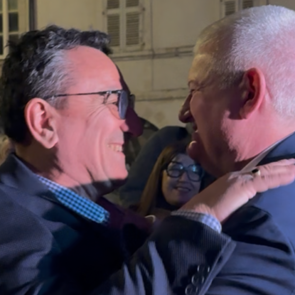 Olivier Falorni et son fidèle soutien, Franck Coupeau, devant la mairie | TL - INF LR