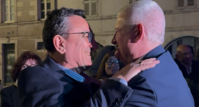 Olivier Falorni et son fidèle soutien, Franck Coupeau, devant la mairie | TL - INF LR