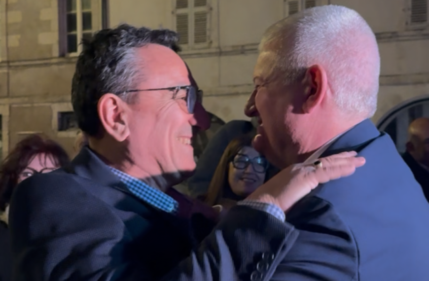 Olivier Falorni et son fidèle soutien, Franck Coupeau, devant la mairie | TL - INF LR