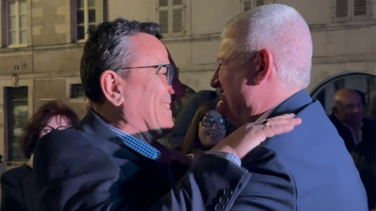 Olivier Falorni et son fidèle soutien, Franck Coupeau, devant la mairie | TL - INF LR