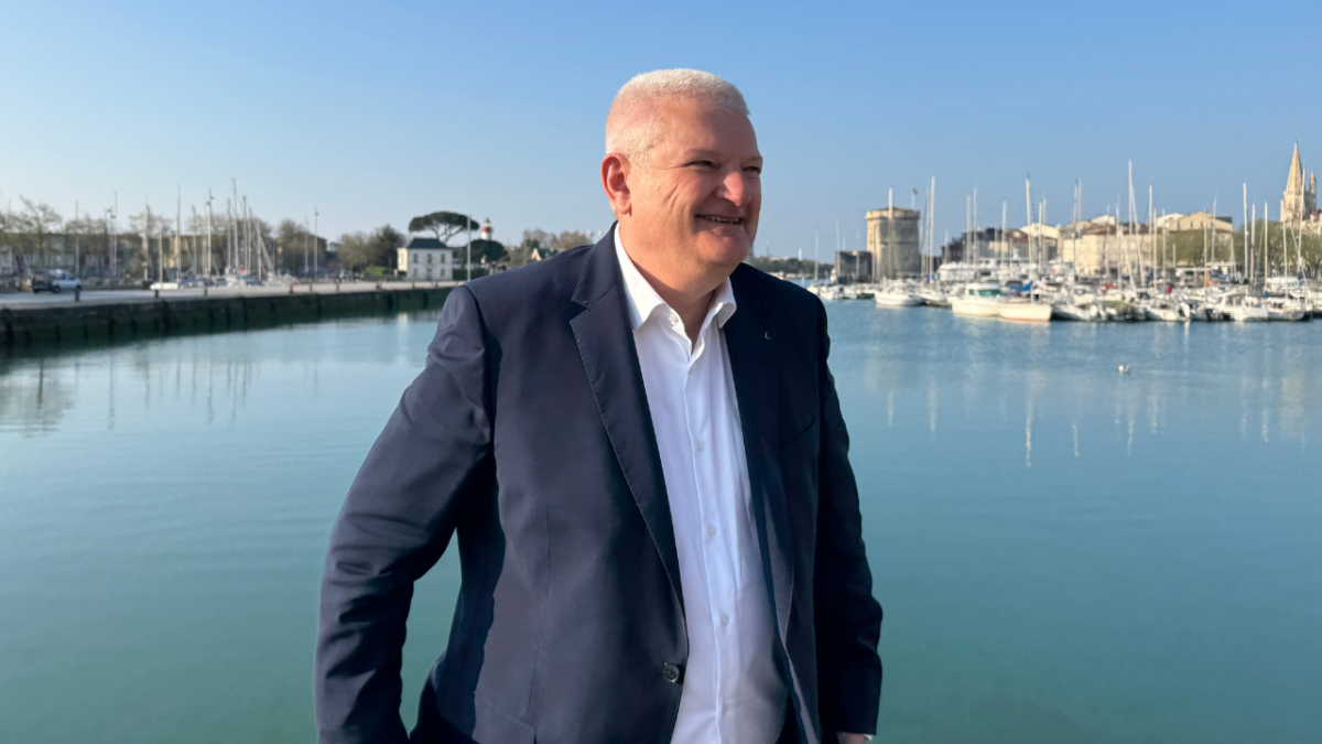 Olivier Falorni a enchaîné les poignées de main avec les habitants venus le féliciter ce lundi matin sur le Vieux-Port après son élection | TL - INF LR