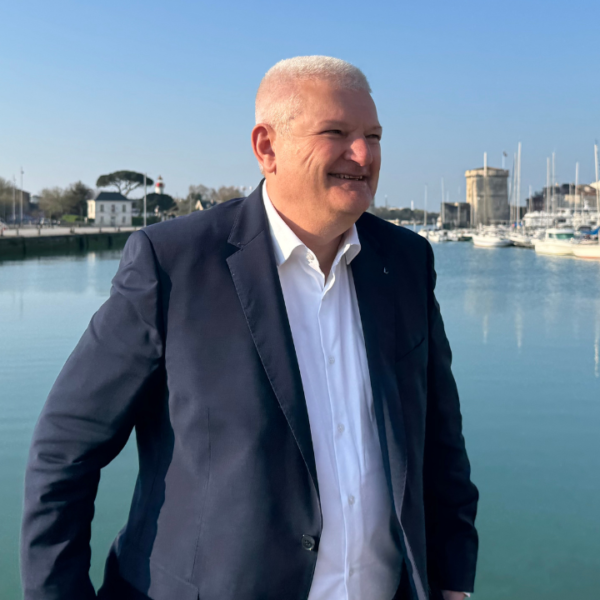 Olivier Falorni a enchaîné les poignées de main avec les habitants venus le féliciter ce lundi matin sur le Vieux-Port après son élection | TL - INF LR