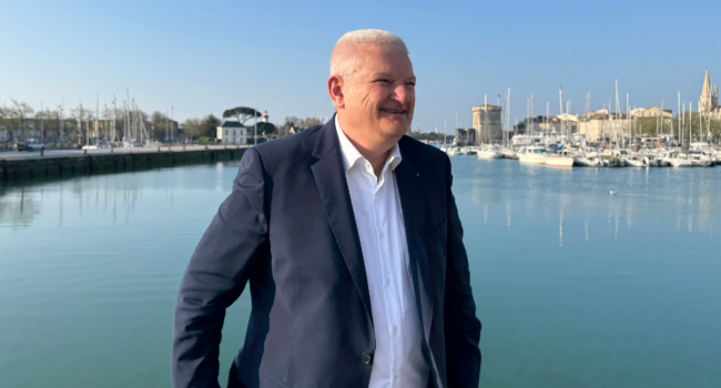 Olivier Falorni a enchaîné les poignées de main avec les habitants venus le féliciter ce lundi matin sur le Vieux-Port après son élection | TL - INF LR