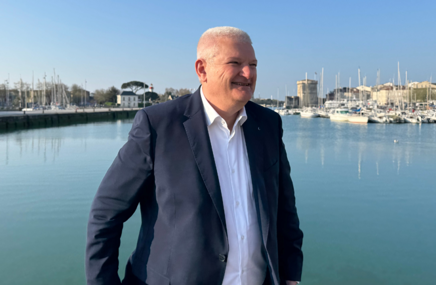 Olivier Falorni a enchaîné les poignées de main avec les habitants venus le féliciter ce lundi matin sur le Vieux-Port après son élection | TL - INF LR