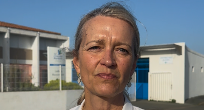 Sylvie Marcilly, la présidente du département devant le collège Beauregard ce mercredi | TL – INF La Rochelle