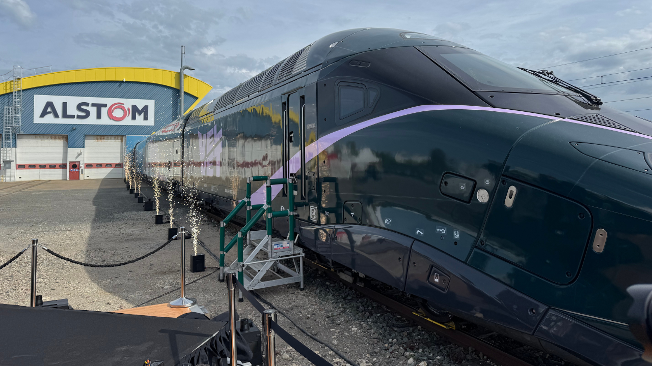 Velvet a dévoilé son premier TGV ce mercredi dans les usines d'Alstom à La Rochelle | TL - INF LR