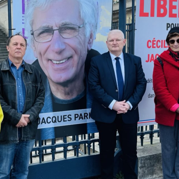 Olivier Falorni, entouré des proches des deux otages, dont les portraits avaient été installés devant l’Assemblée nationale | X