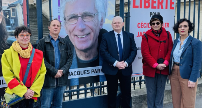 Olivier Falorni, entouré des proches des deux otages, dont les portraits avaient été installés devant l’Assemblée nationale | X