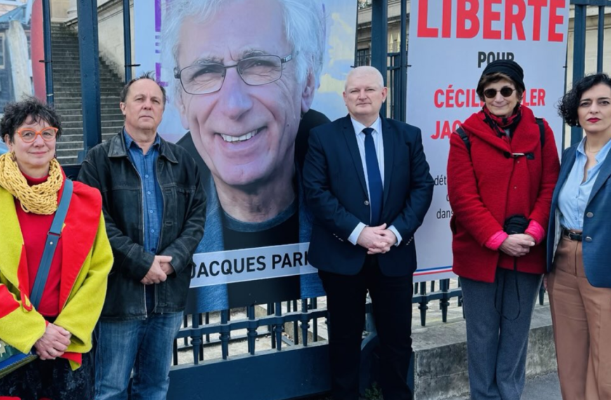 Olivier Falorni, entouré des proches des deux otages, dont les portraits avaient été installés devant l’Assemblée nationale | X