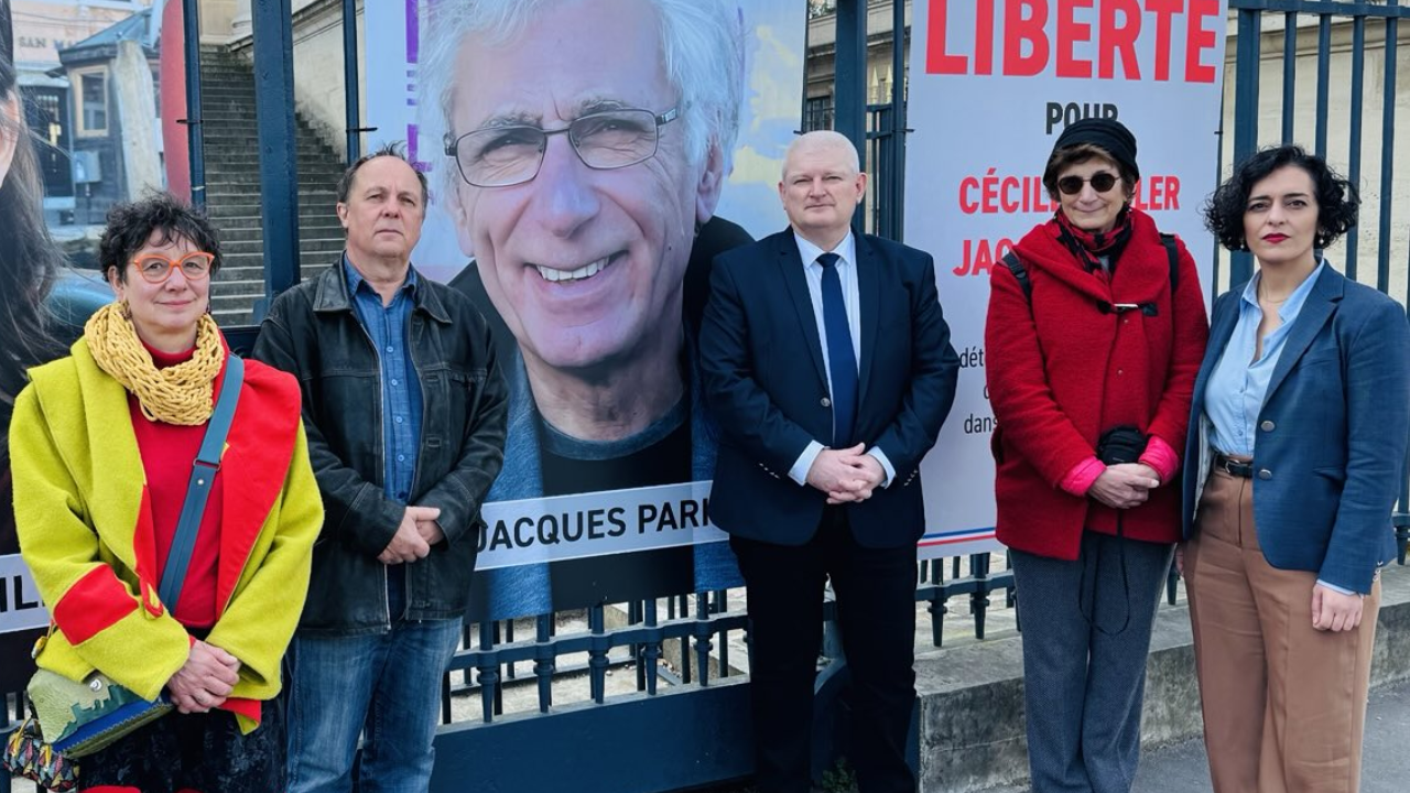Olivier Falorni, entouré des proches des deux otages, dont les portraits avaient été installés devant l’Assemblée nationale | X