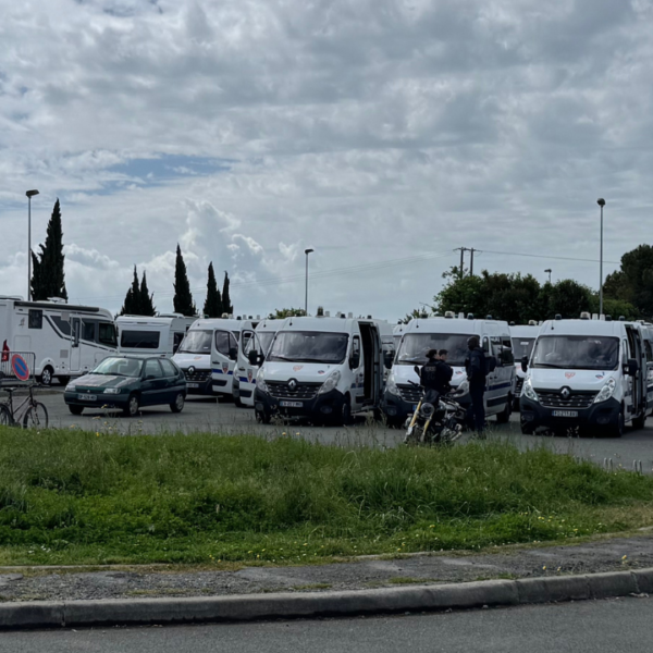 Une compagnie de CRS a été déployé pour sécuriser l'évacuation | TL - INF LR