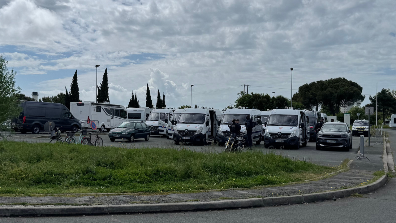 Une compagnie de CRS a été déployé pour sécuriser l'évacuation | TL - INF LR